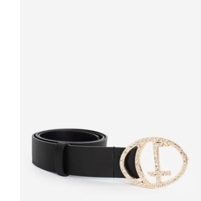 Cinto preto de couro com fivela oval dourada cravejada de brilhantes