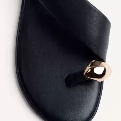 Sandália preta com tira larga e detalhe dourado no dedo