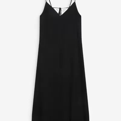 Vestido preto com alças finas e corte em V