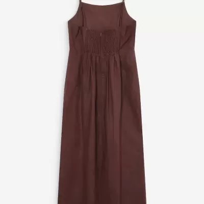 Vestido castanho de alças finas com pregas elásticas no peito