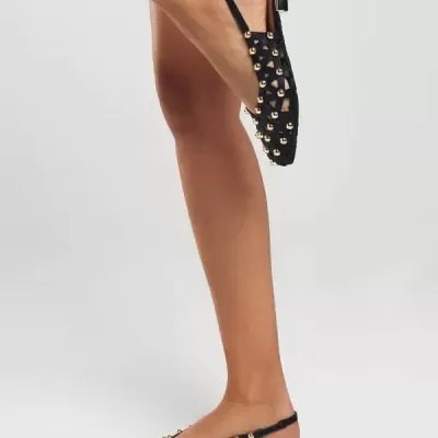 Sandálias pretas femininas com tiras e detalhes metálicos dourados e salto prateado