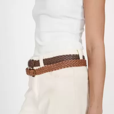 Cintos duplos trançados castanhos com calças creme e top branco