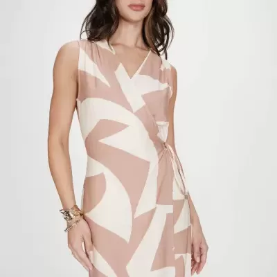 Vestido comprido bege e branco com padrão geométrico e decote em V