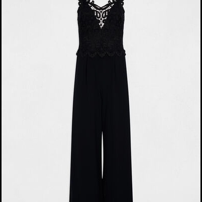 Macacão feminino preto com renda e calças largas