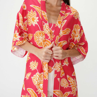 Kimono floral vermelho e laranja com mangas largas