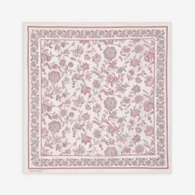 Lenço quadrado branco com padrão floral rosa e cinza, bordas florais e marca GRACE & MILA