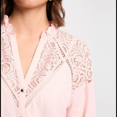 Blusa rosa claro com renda e botões escuros