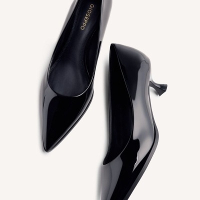 Sapatos pretos de salto médio em verniz com bico fino.
