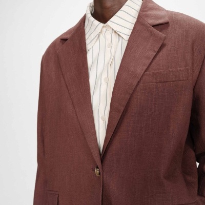 Blazer castanho com camisa branca riscada