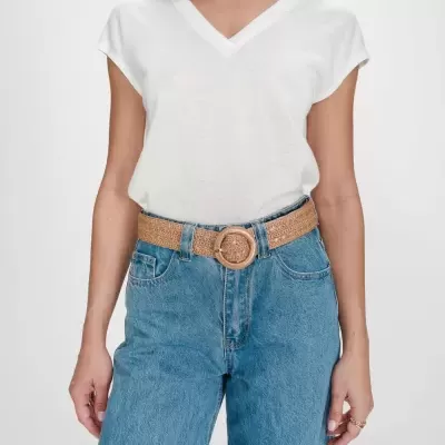 Pessoa com t-shirt branca de algodão com decote em V e calças de ganga azuis claras com cinto castanho