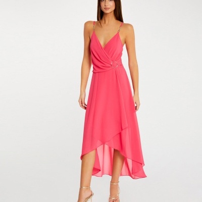 Vestido rosa com alças finas e argola na cintura, tecido leve e caimento fluido.