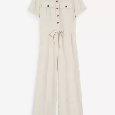 Macacão bege de manga curta com botões e cinto