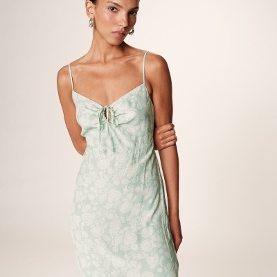 Vestido longo verde-água com estampado floral branco e alças finas