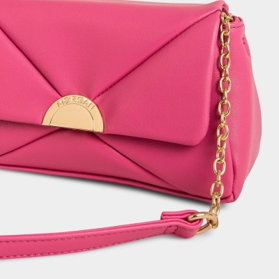 Mala de mão rosa com corrente dourada e fecho metálico com inscrição