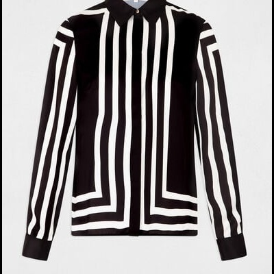 Camisa preta e branca com padrão de riscas verticais e angulares.