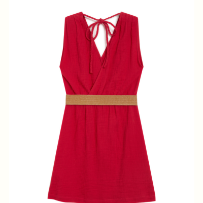 Vestido vermelho texturizado com cinto bege e amarração nas costas