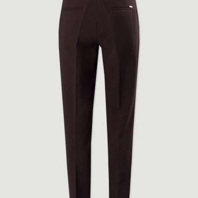 Calças castanhas escuras com cintura elástica preta e bolsos traseiros