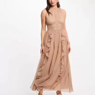 Vestido longo bege com folhos verticais e cintura marcada