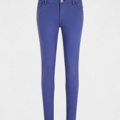 Calças skinny azul com bolsos e fecho de botão