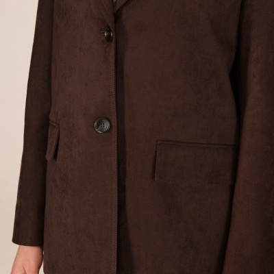 Blazer castanho escuro com botões pretos e bolso com aba