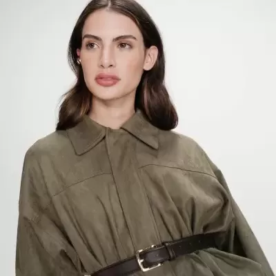 Blusa verde oliva com cinto preto fivela dourada em fundo branco.