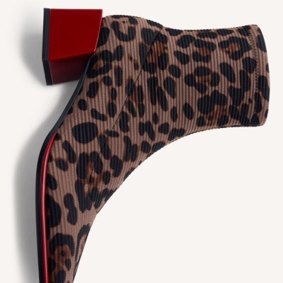 Botim feminino padrão animal print com salto quadrado vermelho