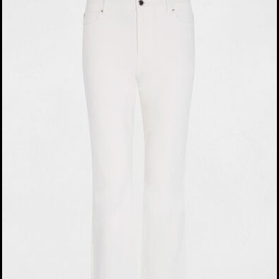 Calças brancas com corte reto e botão preto na cintura