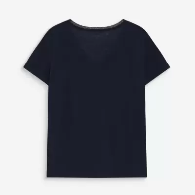 T-shirt feminina azul escuro com gola redonda e fita prateada