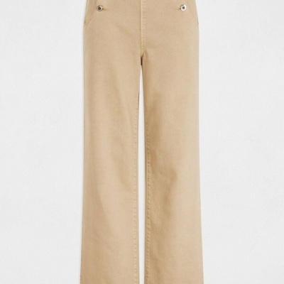 Calças compridas bege com botões metálicos frontais