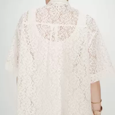 Camisa de renda branca feminina vista de costas com padrão floral