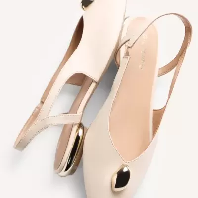 Sapatos slingback bege claro com detalhe dourado e salto médio