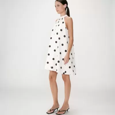 Vestido branco com bolinhas pretas e sandálias pretas