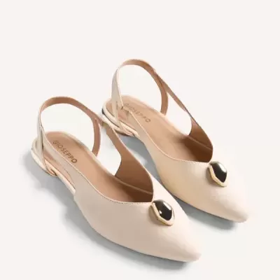 Sapatos femininos bege claro com detalhe preto e dourado no bico e alça traseira