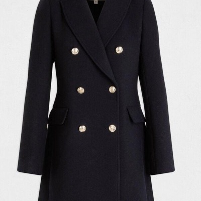 Casaco feminino preto com botões dourados e gola de lapela