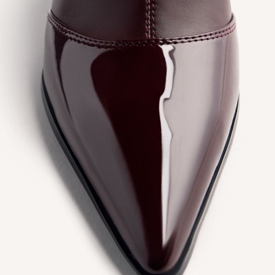 Sapato ponto castanho-escuro em couro brilhante com costura