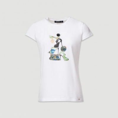 T-shirt branca com estampado colorido estilizado ao centro