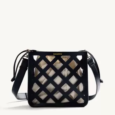 Mala preta com padrão de cruzamento em X e alça preta