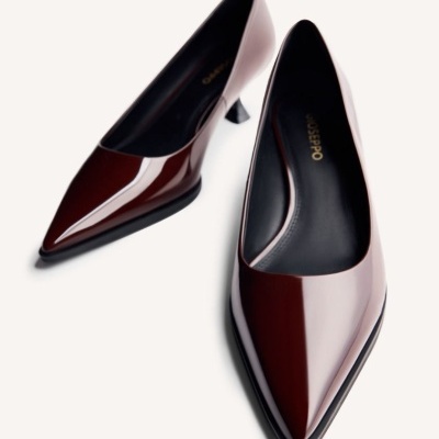 Sapatos de salto médio em verniz castanho com bico fino e interior preto