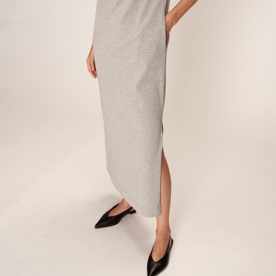 Vestido cinzento comprido com fenda e sapatos pretos de bico fino