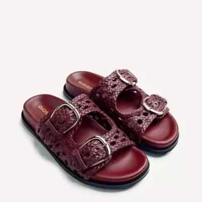 Chinelos vermelhos com fivelas douradas e textura entrelaçada