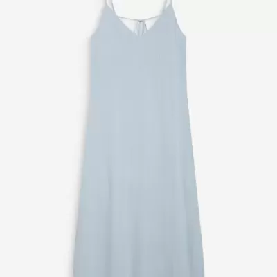 Vestido azul claro com alças finas e cordão atrás