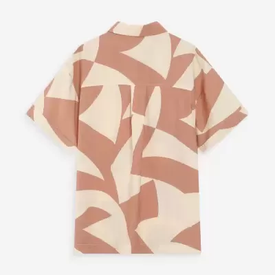 Camisa de manga curta bege e castanho claro com padrão abstrato