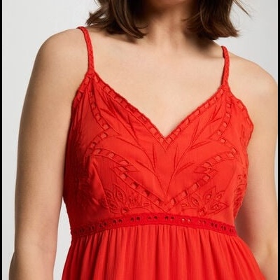 Vestido vermelho com bordados no busto e alças finas
