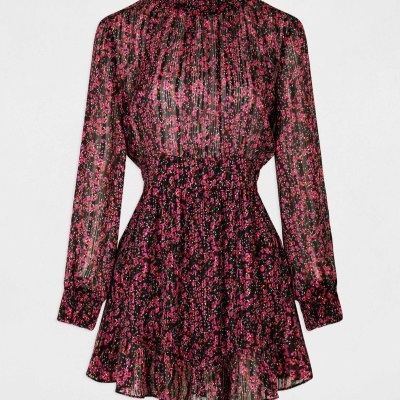 Vestido curto floral rosa e preto com gola alta e mangas compridas