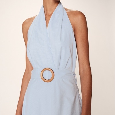 Vestido azul claro com decote halter e cinto de madeira