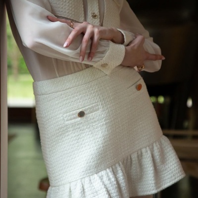 Conjunto feminino creme com saia curta e blusa branca translúcida