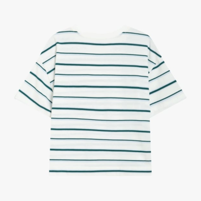 T-shirt branca às riscas horizontais verdes e azuis vista de costas