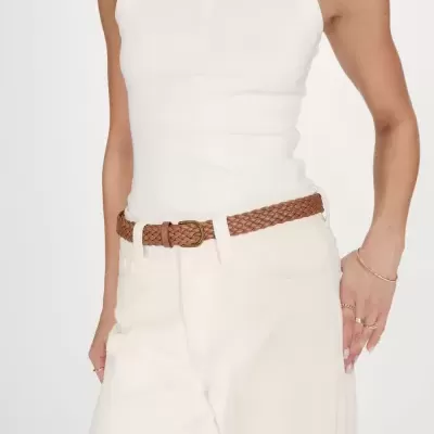 Cinto castanho trançado em pele com fivela dourada