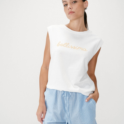 Mulher com t-shirt branca bellissima e calções azuis xadrez