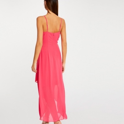 Vestido comprido rosa com alças finas ajustáveis e bainha assimétrica, visto de costas